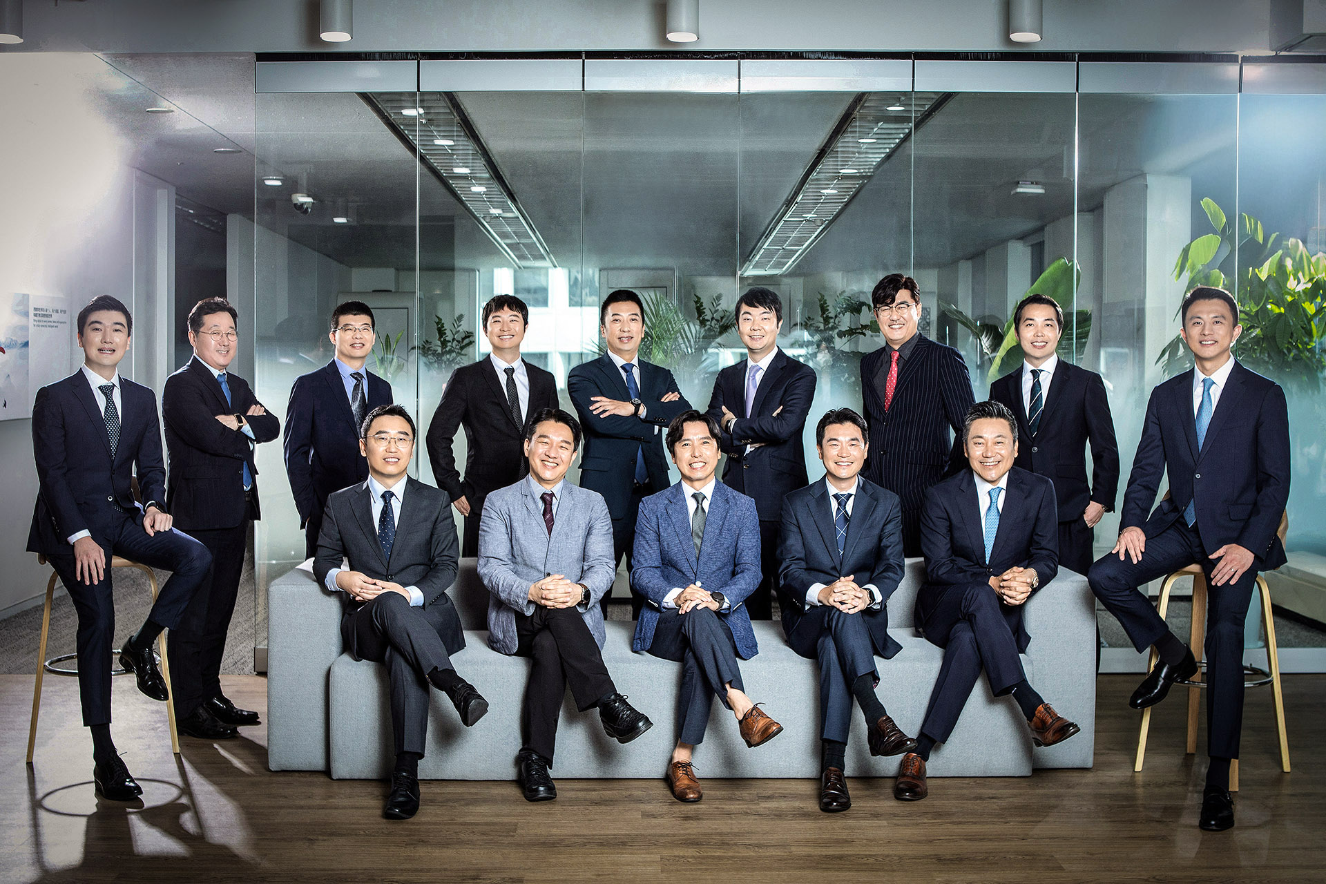 기업 실내 공간에서 함께 촬영한 경영진 단체사진