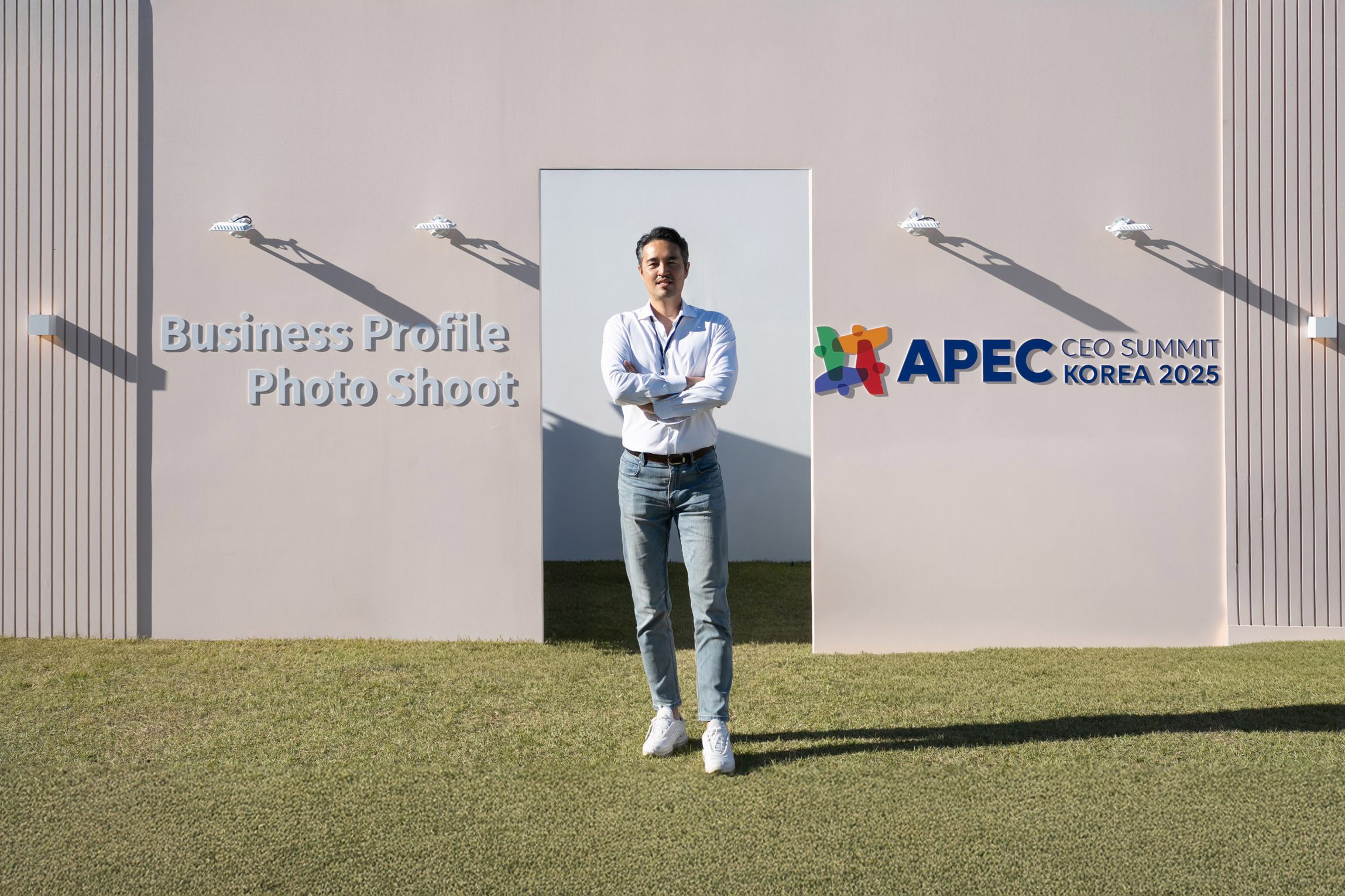 APEC CEO SUMMIT KOREA 2025 비즈니스 포트레이트 촬영 현장의 사진가 추상연